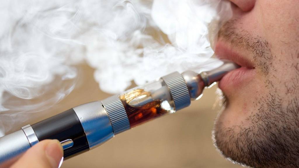 Die Akkus in E-Zigaretten sind ohne Schutzhülle brandgefährlich. (Archiv)