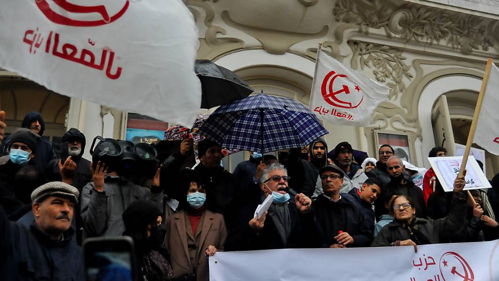 Demonstranten und Anhänger der tunesischen Arbeiterpartei protestieren vor dem Stadttheater.