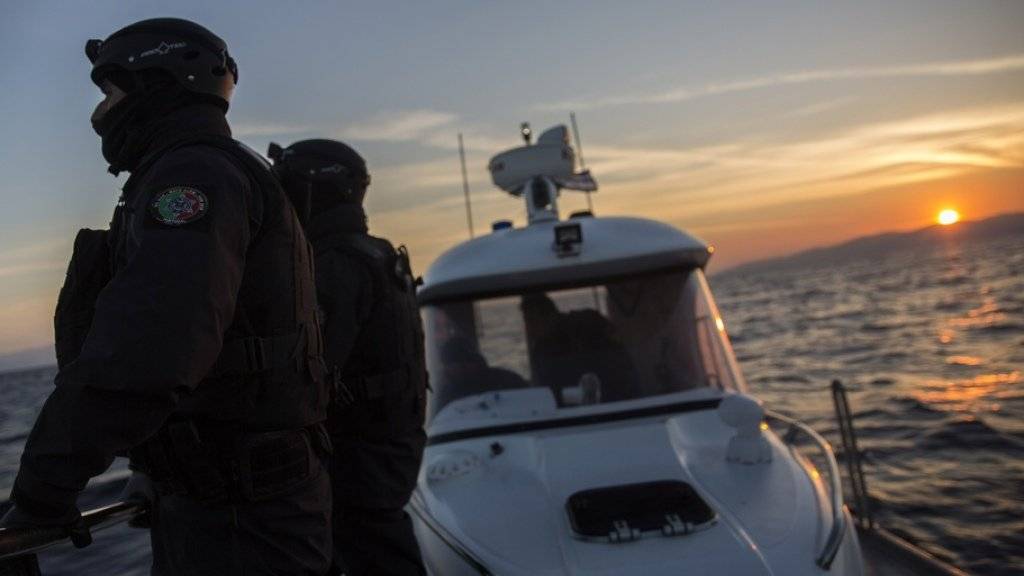 Mitglieder der EU-Grenzschutzagentur Frontex bei Sonnenaufgang nahe der griechischen Insel Lesbos. Frontex plant, im Herbst einige europäische Grenzen einem Stresstest zu unterziehen (Archiv)