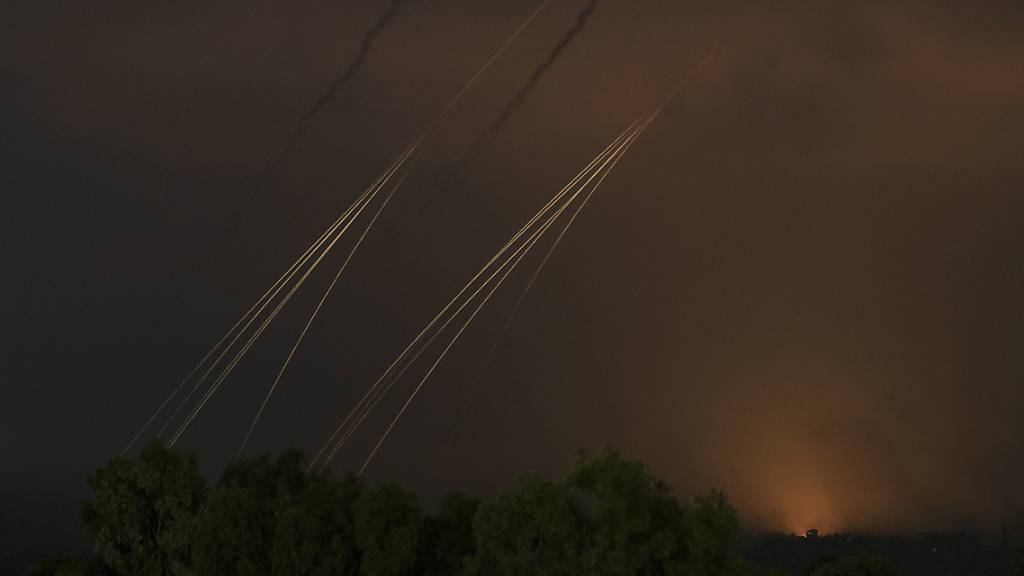 Rauch steigt nach einem israelischen Luftangriff im Gazastreifen auf, gesehen vom Süden Israels aus. Foto: Leo Correa/AP/dpa