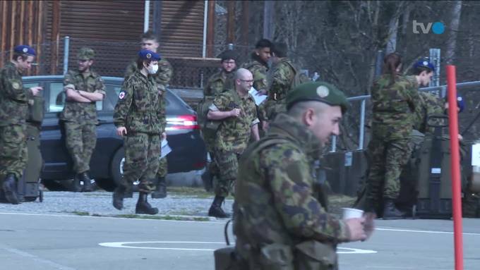 Spitalsoldaten stehen in Gossau bereit