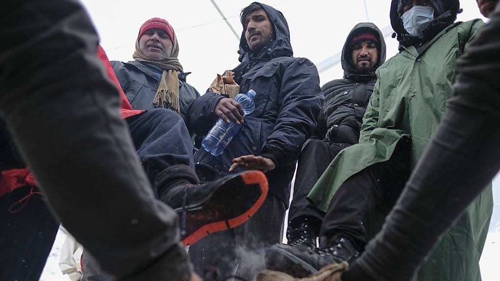 Migranten wärmen ihre Füsse auf einem Feuer in einem Lager im Nordwesten Bosniens Ende Dezember 2020. (Archivbild)