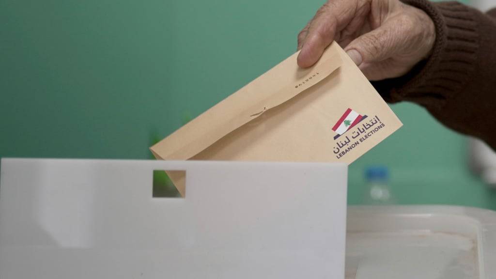 ARCHIV - Ein Libanese gibt seine Stimme in einem Wahllokal während der Kommunalwahlen ab. Foto: Hassan Ammar/AP/dpa/Archiv