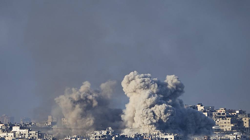 Rauch steigt auf nach einem israelischen Bombardement im Gazastreifen, aufgenommen im Süden Israels. Foto: Ariel Schalit/AP/dpa