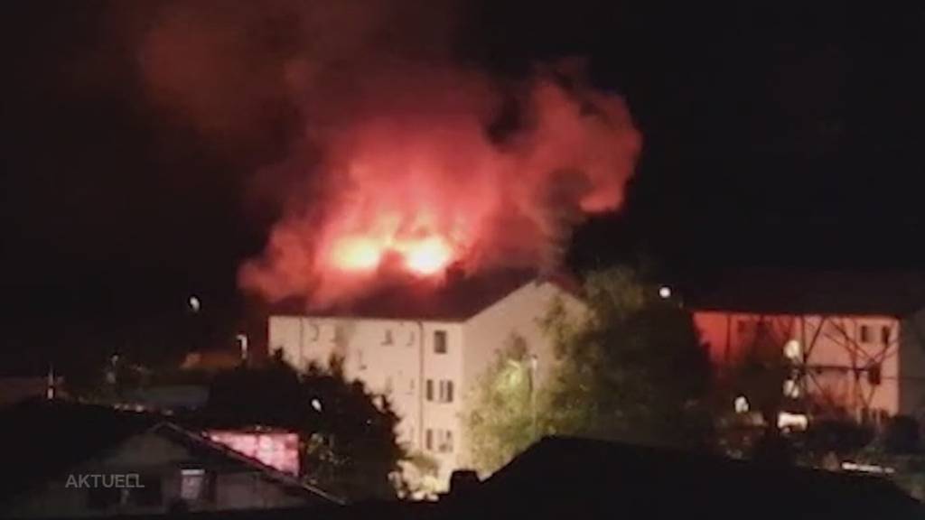 Haus unbewohnbar: In Erlinsbach greift Feuer von Balkon auf ganzes Dach über