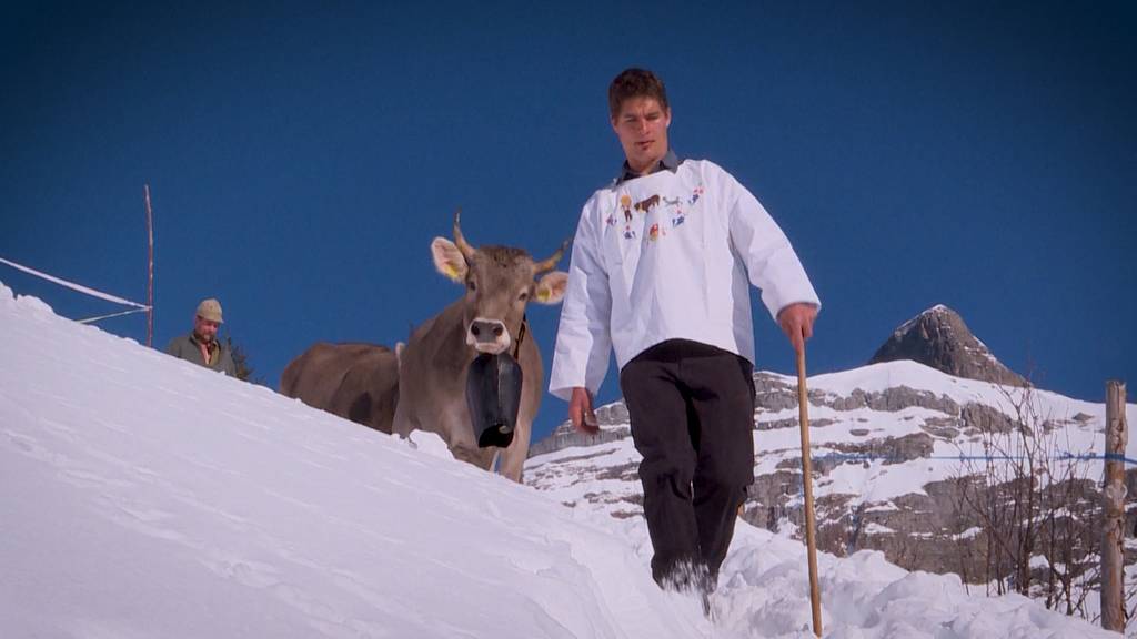 Familie im Schnee: Kuh-Karawane talabwärts