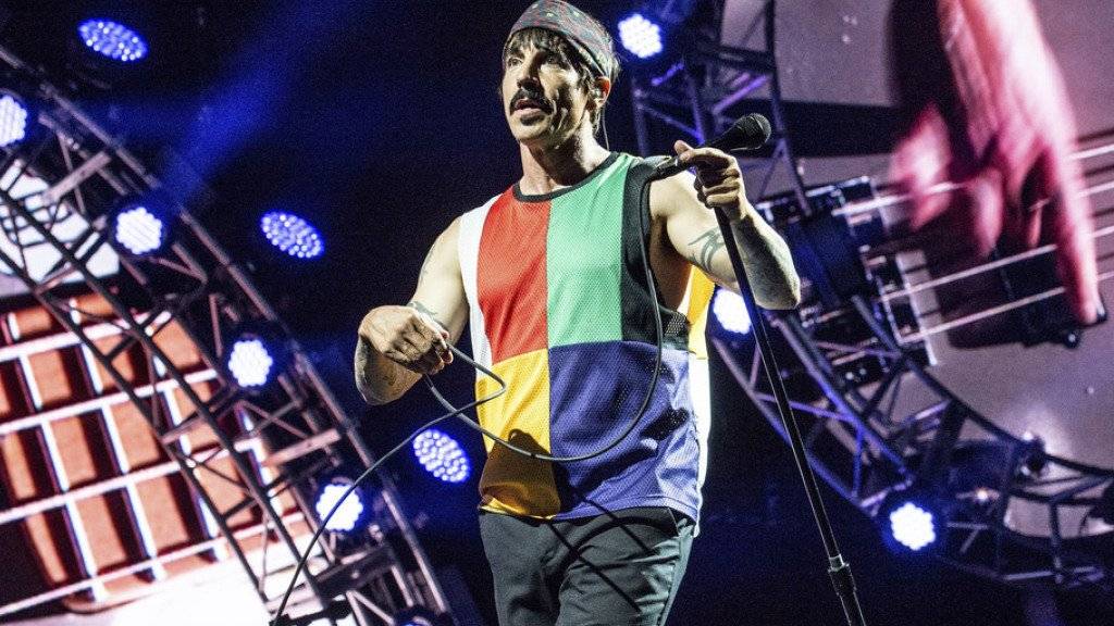 Anthony Kiedis, Frontmann der Red Hot Chili Peppers, steht am Dienstag, dem Eröffnungstag, auf der grossen Bühne des Paléo Festivals in Nyon. Die Tickets für das Konzert der Kalifornier waren innert vier Minuten ausverkauft. (Archivbild)