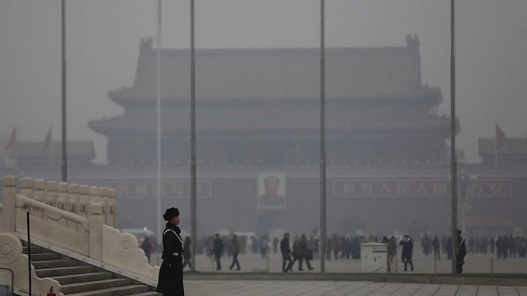 Smog vernebelt die Sicht auf dem Tiananmen-Platz in Peking. (Archiv)