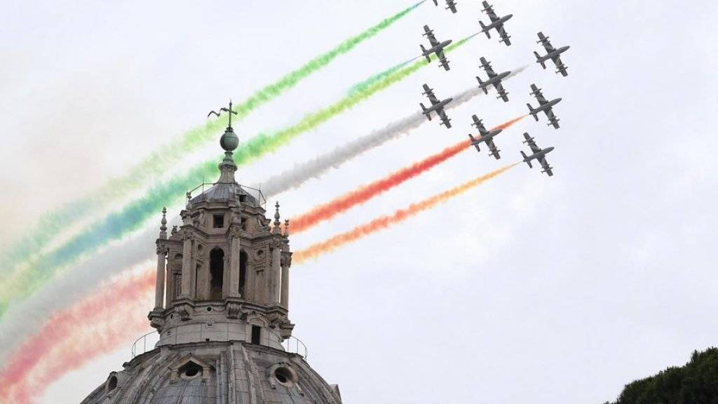 Die Kunstflugstaffel «Frecce Tricolori» am Donnerstag am Himmel über Rom.