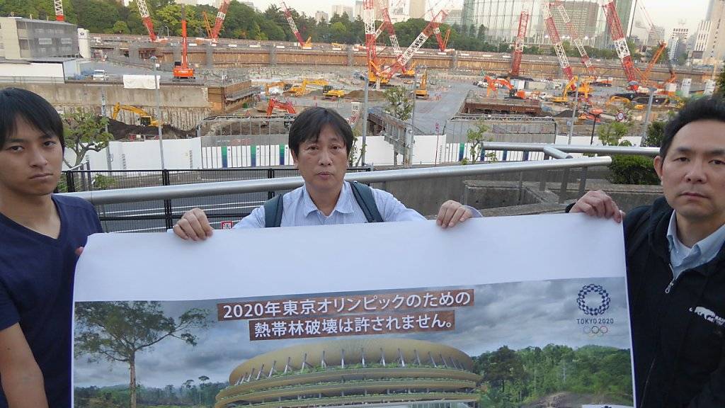 Neben der Petitionsübergabe in Bern protestierten Aktivisten auch auf der Olympia-Baustelle in Tokio gegen die Verwendung von Tropenholz.