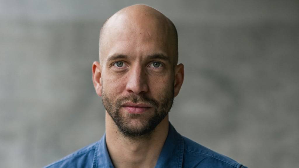 Der Filmemacher Moris Freiburghaus begleitet in seinem Film «I Love You, I Leave You» seinen besten Freund, den Musiker Dino Brandão, der an einer bipolaren Erkrankung leidet. Es sei ein Grenzgang, einen Menschen in einem solchen Zustand zu dokumentieren, sagt Freiburghaus im Gespräch.