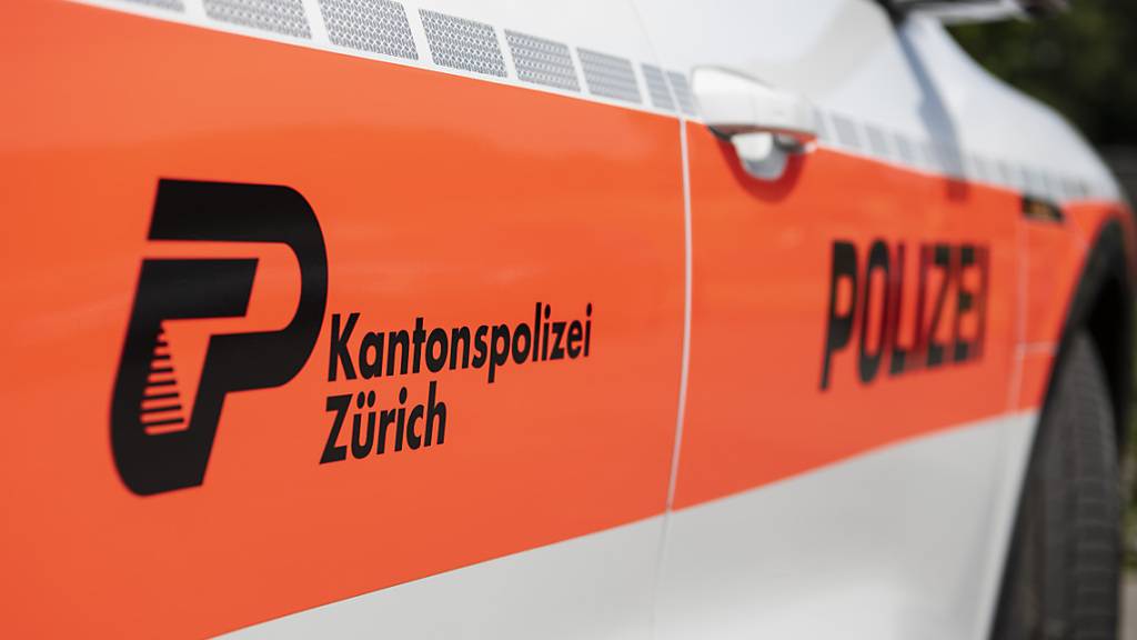 Die Kantonspolizei Zürich fahndet nach zwei Räubern, die am Sonntag einen Tankstellenshop in Langnau am Albis überfallen haben. (Symbolbild)