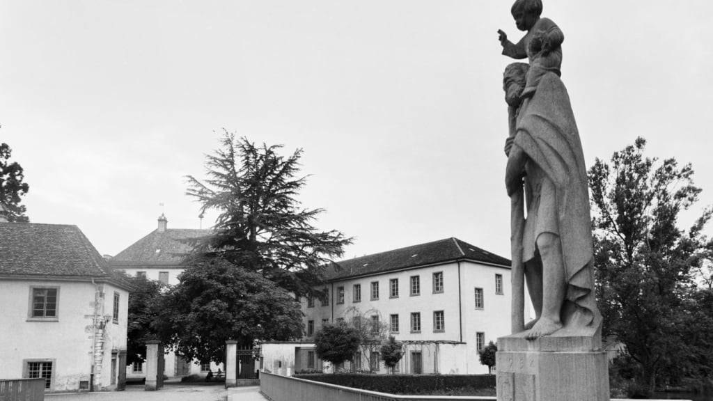 Bis 1981 wurden auch im Kanton Zürich Menschen «administrativ versorgt». Sie kamen in Arbeitsanstalten oder psychiatrische Kliniken. Im Bild die Brücke zur «kantonalen Heil- und Pflegeanstalt» im Kloster Rheinau. Aufnahme von 1967. (Archivbild)