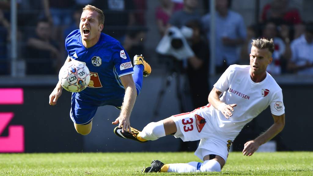 Luzerns Christian Schwegler (links) gegen Sion-Mann Ermir Lenjani.