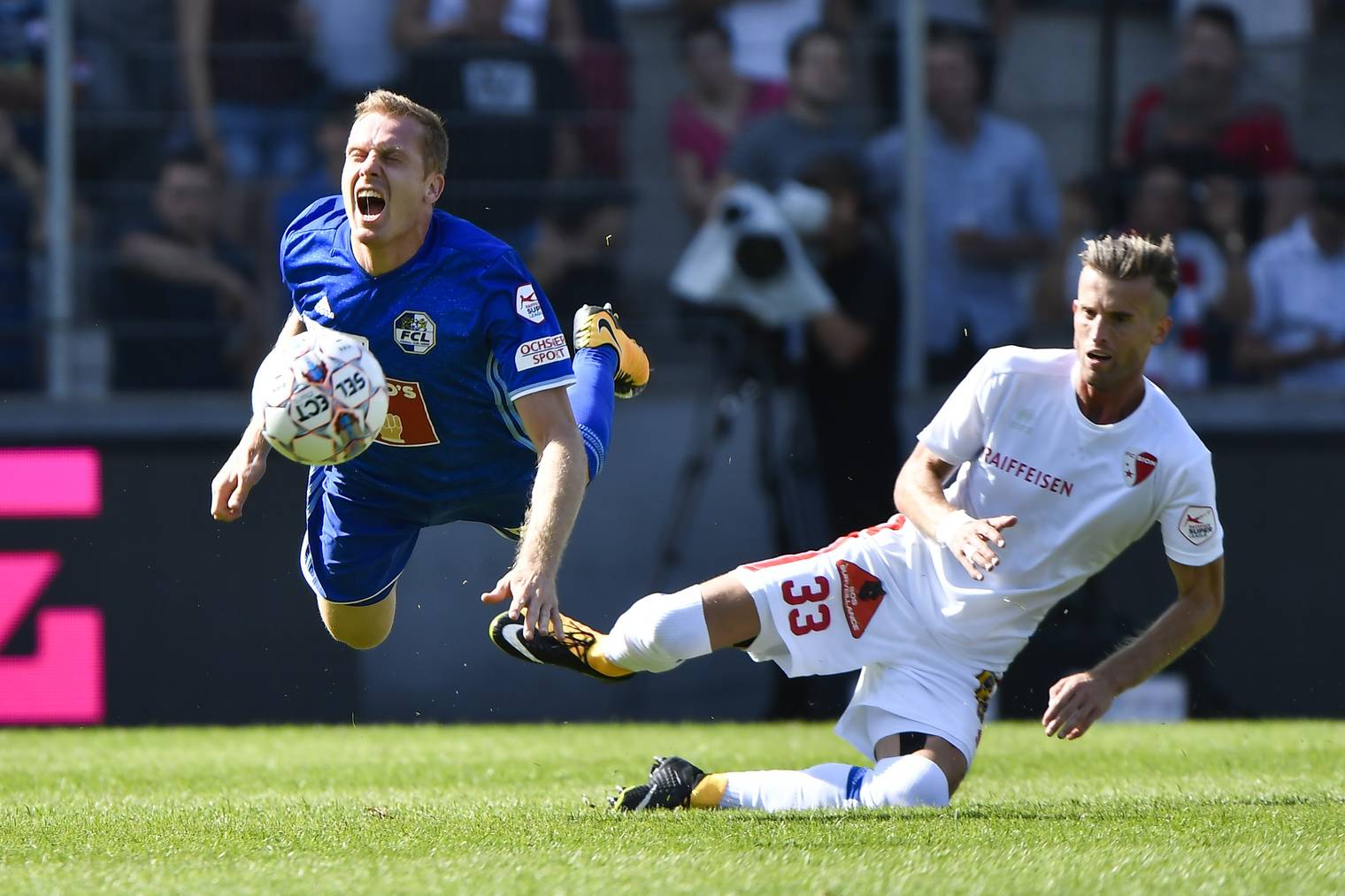 Luzerns Christian Schwegler (links) gegen Sion-Mann Ermir Lenjani.