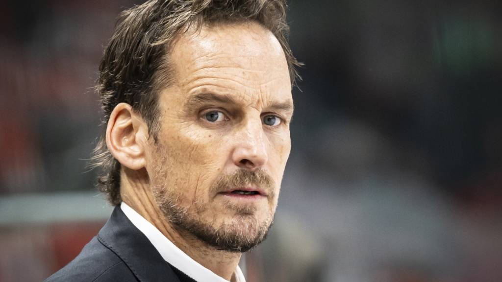 Dem strengen Blick des Nationaltrainers  Patrick Fischer entgeht nichts