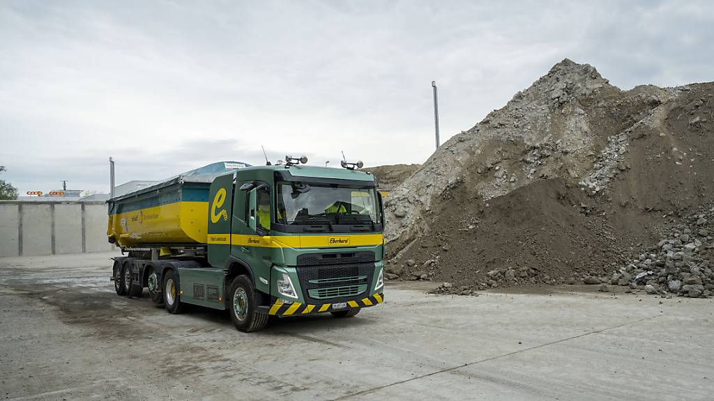Ein Elektro-Lastwagen transportiert Abbruchmaterial auf dem Gelände eines Baustoff-Recyclingzentrums in Rümlang ZH. (Archivbild)