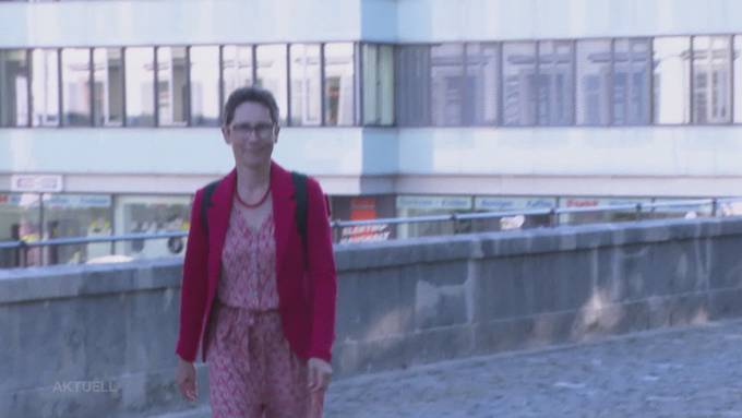 Herzlicher Empfang: Colette Basler ist nach schwerem Unfall wieder zurück im Grossen Rat