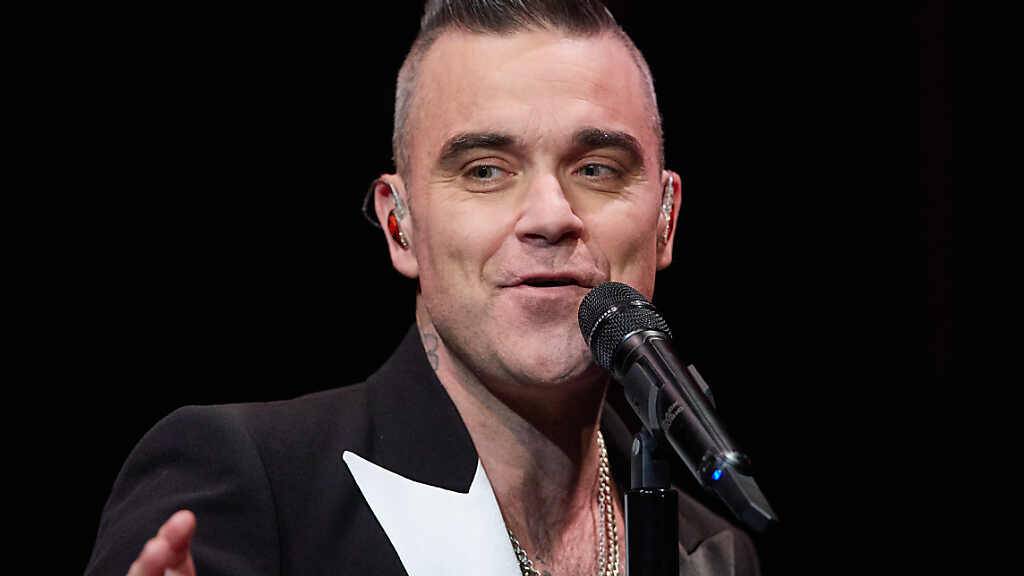 Der Sänger Robbie Williams auf der Bühne bei einem Konzert in Hamburg. (Archivbild)