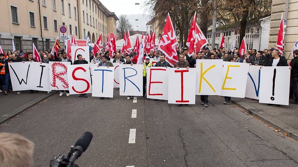 Bauarbeiter, die in den Gewerkschaften Unia und Syna organisiert sind, demonstrieren in der Stadt Zürich für einen neuen Landesmantelvertrag, den Erhalt der Rente mit 60 und besseren Schutz bei Schlechtwetter und Lohndumping.