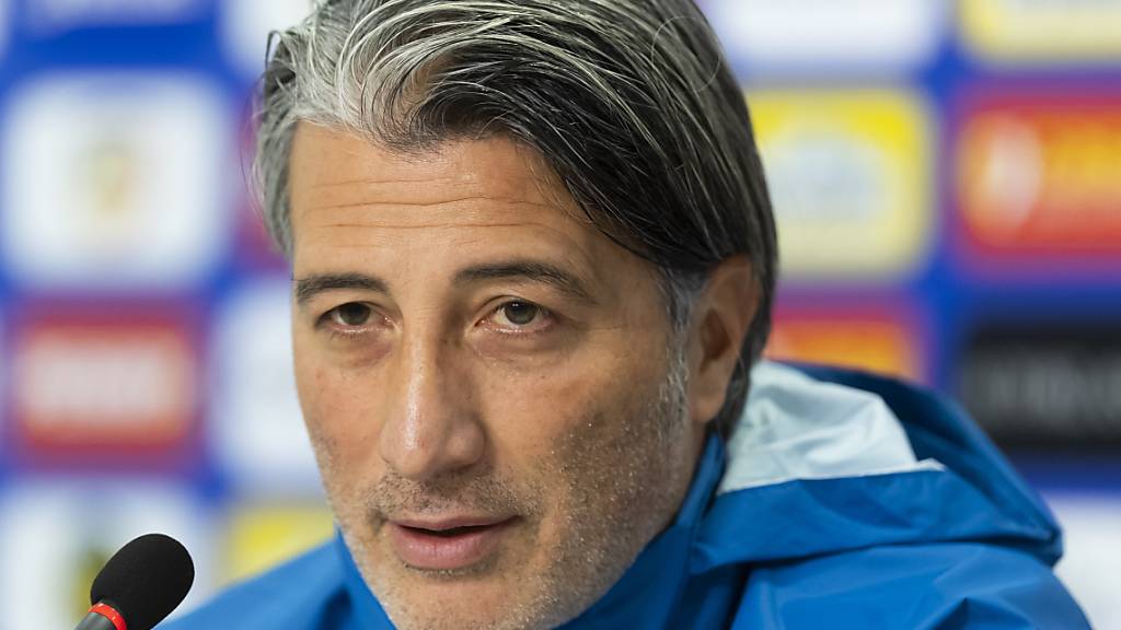 Murat Yakin lässt sich an der Pressekonferenz vor dem Spiel gegen Rumänien nicht in die Karten blicken