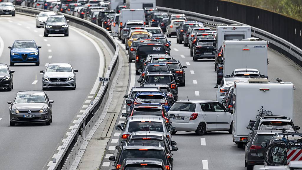 Blechschlange vor dem Gotthard-Nordportal erreicht 20 Kilometer