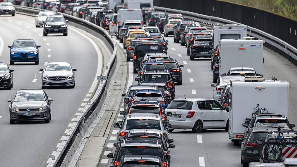 Der Stau am Gotthard in Richtung Süden hat am Samstagmorgen eine Länge von 20 Kilometern erreicht. (Archivbild)