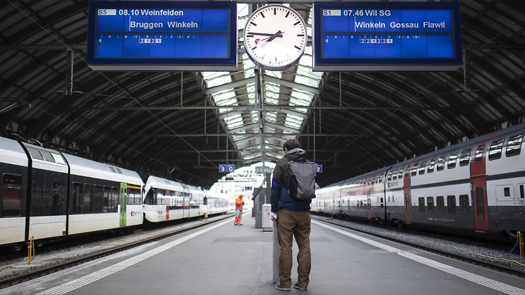 Fast leere Bahnhöfe: Der Ständerat debattiert am Montag über Hilfen vom Bund für den öffentlichen Verkehr wegen der Corona-Pandemie. (Archivbild)