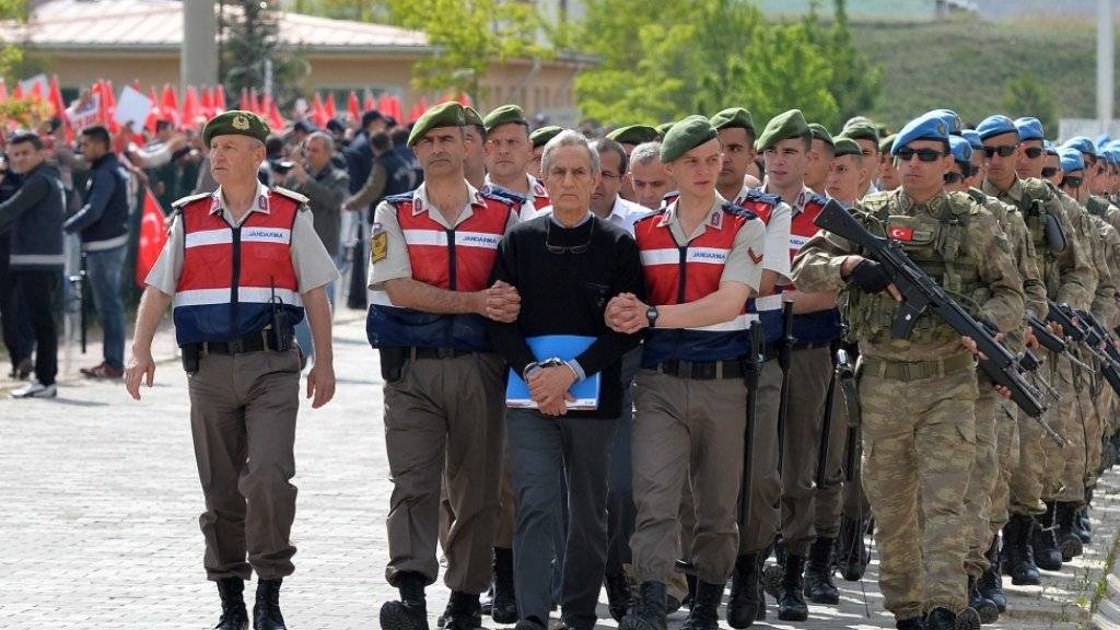 Schwer bewacht werden die Angeklagten - zuvorderst General Ozturk - zum Gerichtssaal im Gefängnis Sincan gebracht.