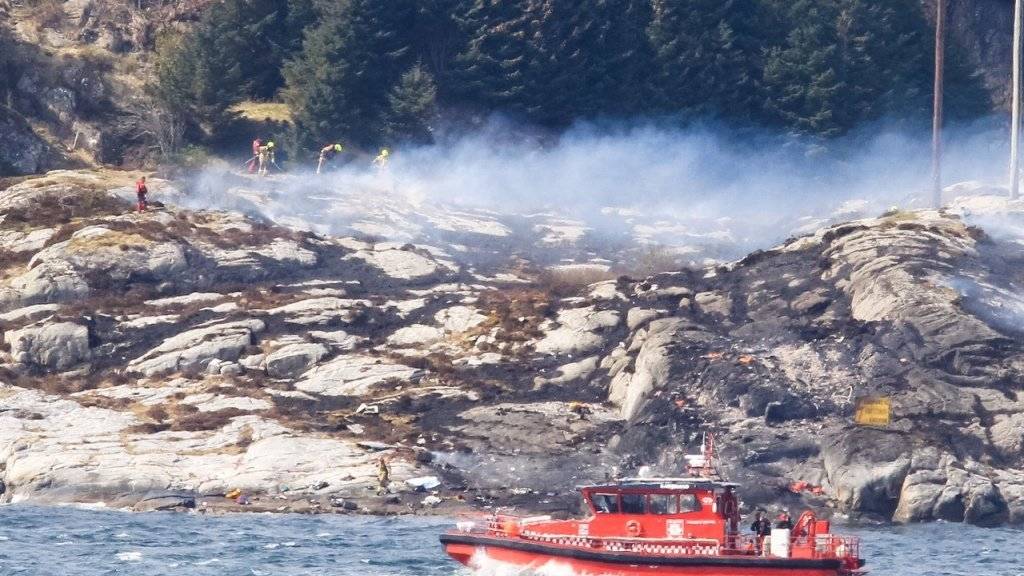 An der norwegischen Küste finden Rettungskräfte Überbleibsel des verunglückten Helikopters. Flüge mit dem H225 Super Puma wurden seither weltweit untersagt.