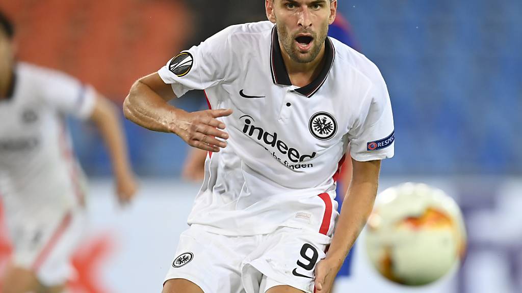 Bas Dost, ehemals bei Frankfurt engagiert, musste nach einem Zusammenbruch minutenlang auf dem Platz behandelt werden