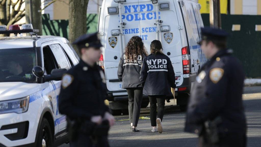 New Yorker Polizei am Donnerstag auf Staten Island nahe dem Ort, wo Mafiaboss Francesco «Frank» Cali getötet wurde.