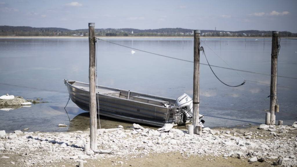 Ein Boot liegt in Ermatingen TG anfangs April im seichten Wasser des Untersees. (Archivbild)