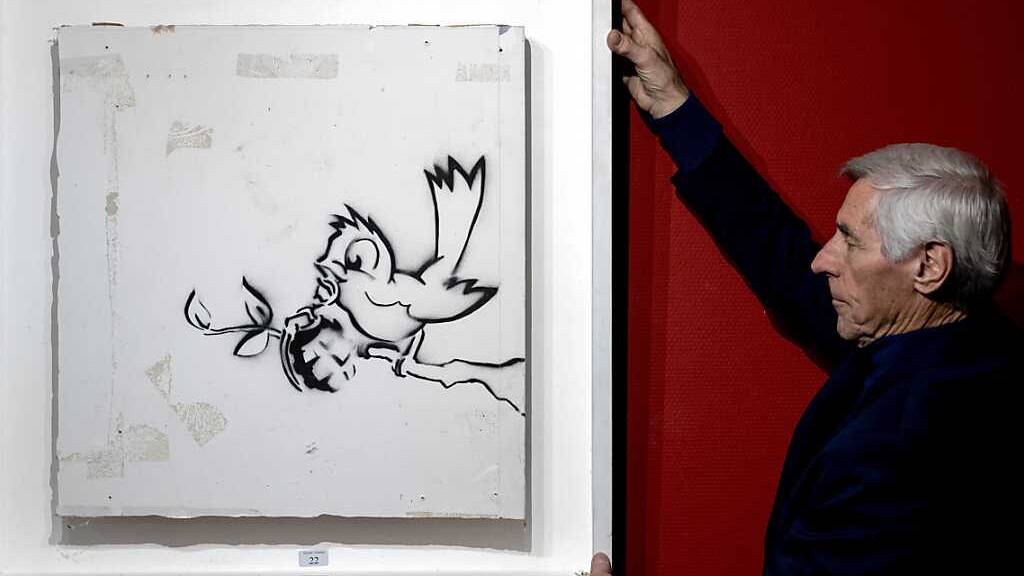 Das Bild «Bird with Grenade» («Vogel mit Granate») des Künstlers Banksy im Auktionshaus Hessink's. Foto: Sander Koning/ANP/dpa