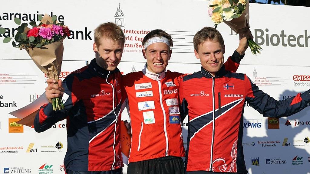 Matthias Kyburz (Mitte) gewann zum dritten Mal den Gesamt-Weltcup