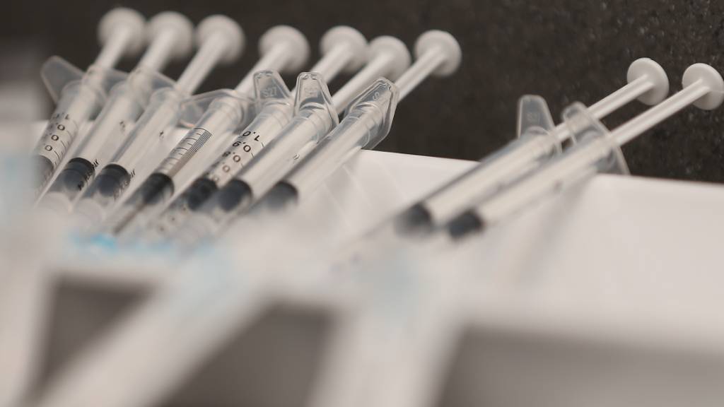 ARCHIV - Spritzen mit dem Corona-Impfstoff Comirnaty von Biontech-Pfizer liegen bereit. Foto: David Young/dpa