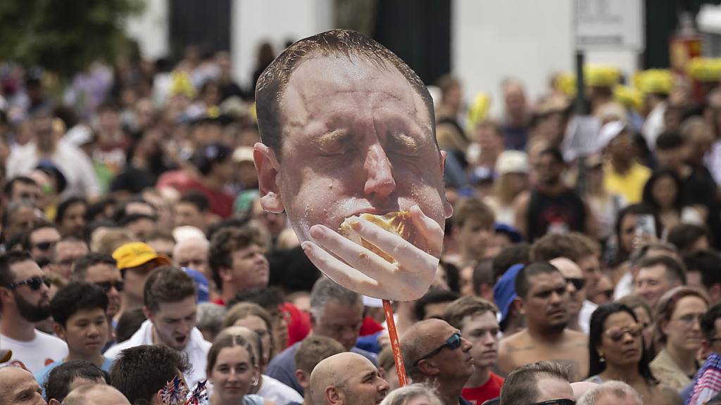 Der Hotdog-Wettesser Joey Chestnut aus den USA gilt unter Fans als Legende. (Archivbild)