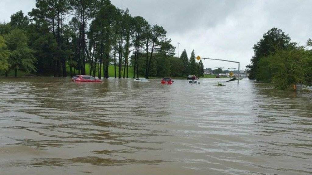 In Louisiana stehen aufgrund von massiven Regenfällen ganze Landstriche unter Wasser. Besonders schwer betroffen ist die Gegend um Baton Rouge.