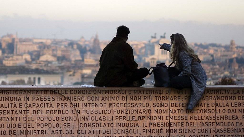 Junge Italiener geniessen die Aussicht über Rom. (Symbolbild)