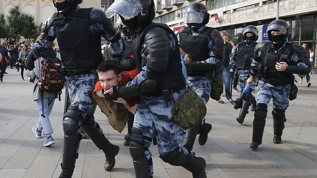 Bei der nicht bewilligten Demonstration in Moskau nahm die Polizei erneut hunderte Menschen in Gewahrsam.