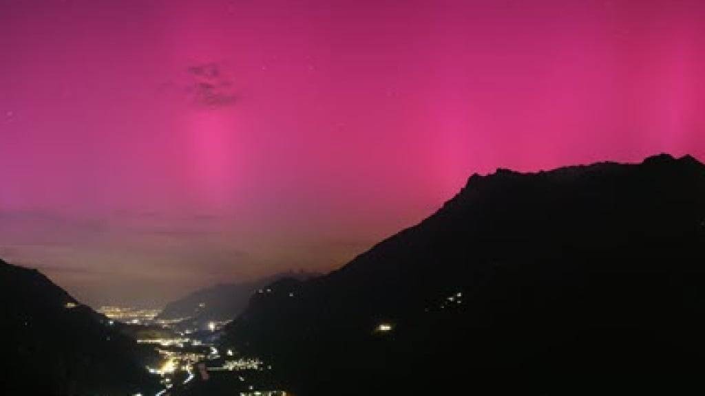 Über Ravoire im Unterwallis erstrahlte der Nachthimmel pink, wie eine Kamera des Wetterdienst des Bundes festhielt.