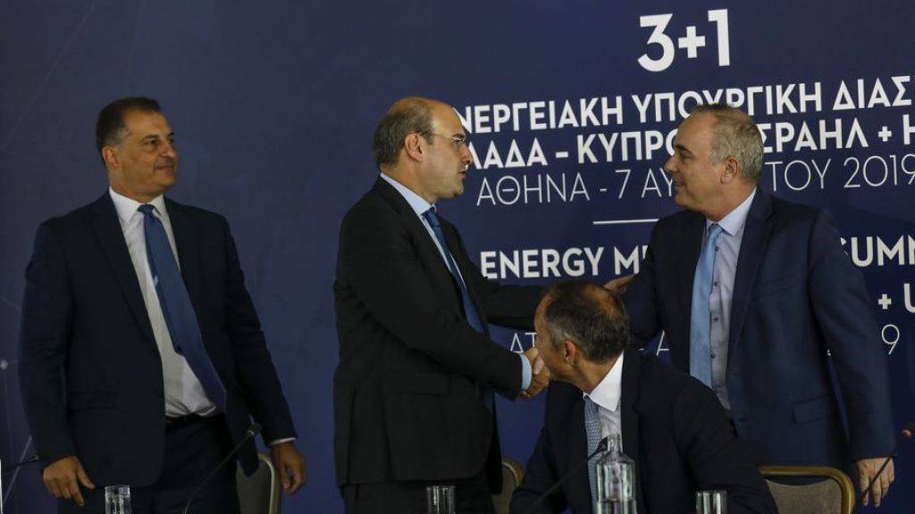 Der griechische Umwelt- und Energieminister Kostas Hatzidakis (2.v.l.) begrüsst den israelischen Energieminister Yuval Steinitz (rechts). Der US-Vize-Staatssekretär Frank Fannon (2.v.r.) und der zyprische Energieminister Georgios Lakkotrypis schauen dabei zu.