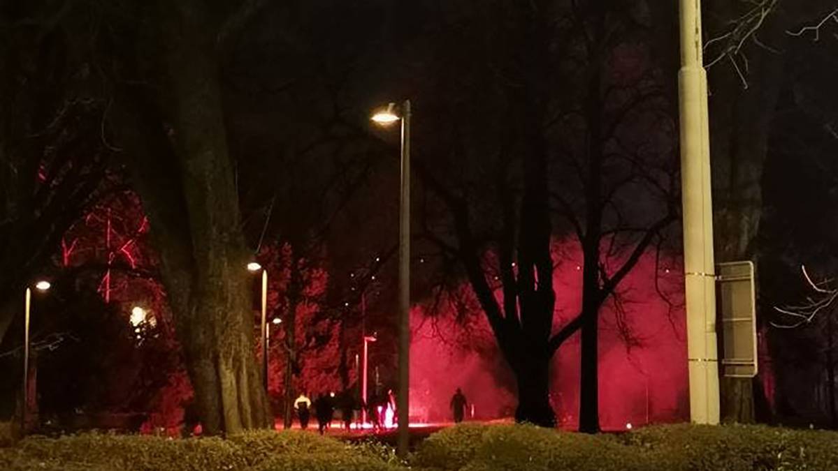 Rot erleuchtet: Der Kantipark während der Pyroaktion.