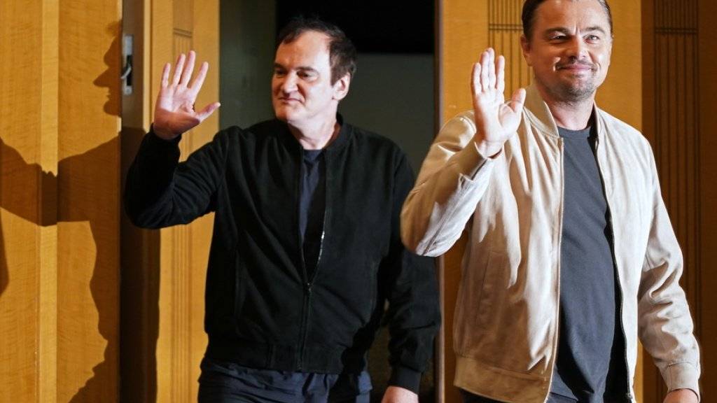 Regisseur Quentin Tarantino (links) und Leonardo DiCaprio (rechts), einer der Hauptdarsteller aus «Once Upon A Time... In Hollywood»: In der Gunst der Deutschschweizer wie der Westschweizer Filmfans liegt der Streifen in der zweiten Woche auf Platz eins. (Archivbild)
