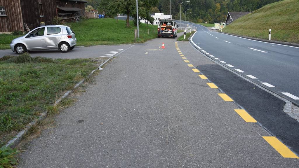 Unter anderem in Bernhardzell stiess gestern ein Velofahrer mit einem Auto zusammen.