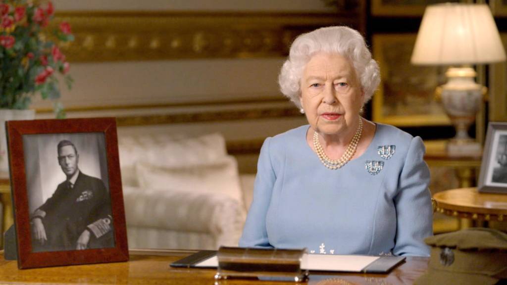 Sitz isoliert in ihrem Schloss: Queen Elizabeth II., hier bei ihrer Ansprache zum Ende des Zweiten Weltkriegs am 8. Mai 1945.