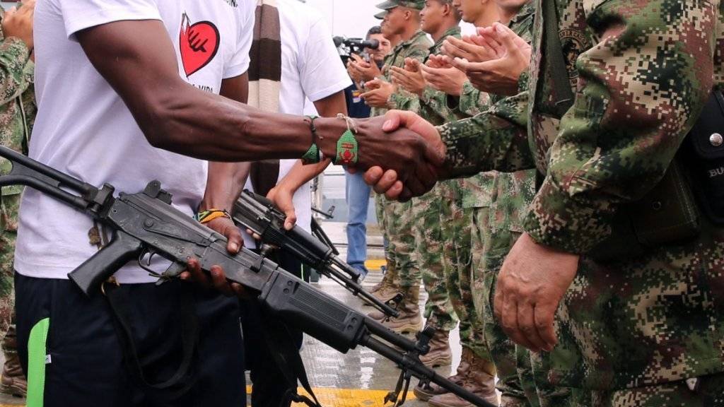 ELN-Kämpfer geben ihre Waffen ab - anscheinend haben 250 Kämpfer der Guerilla seit Anfang Jahr desertiert. (Archiv)
