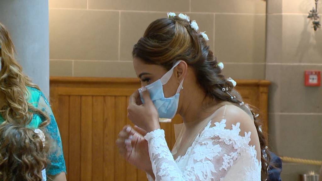 Hochzeit mit Maske: Maskenpflicht in städtischen Gebäuden in Zürich