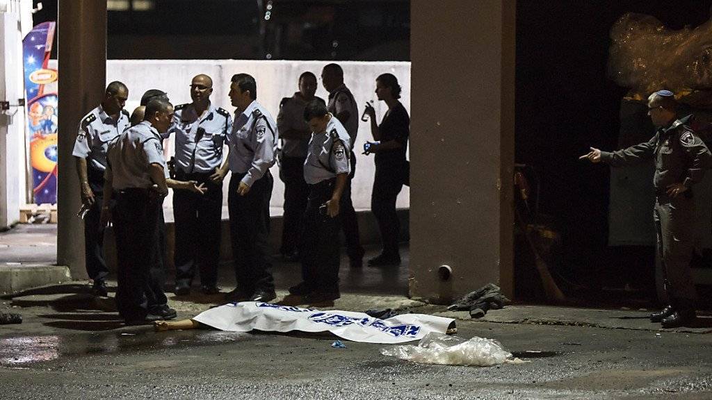 Israelische Polizisten stehen an der Busstation Beersheba neben dem Leichnam des mutmasslichen Attentäters.