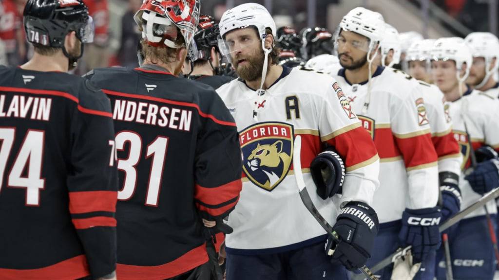Die Spieler der Florida Panthers lassen sich von den Kontrahenten der Carolina Hurricanes zur erneuten Final-Teilnahme gratulieren